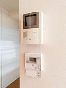 ■インターホン・給湯リモコン■今や欠かせない設備♪モニター付きインターホンは来客時だけでなく防犯面でも活躍！ワンタッチで簡単にお湯を作れます。