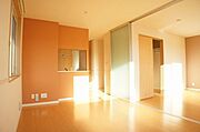 北欧風のテイストを感じさせる白木調のコーディネーションは、シンプルデザインの建具が明るい色調と相まって一層爽やかな印象♪
