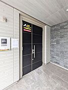 オートロック共用玄関扉がございます。