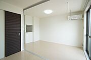対面キッチンのＬＤＫには照明器具やエアコンが付いています