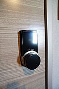 【スマートロック】お部屋の鍵はスマートロックです♪ご自身で設定されたスマートフォンや暗証番号等で開錠、施錠できます♪