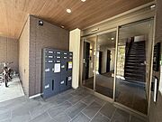 玄関オートロック、宅配ボックス・エレベータ付き