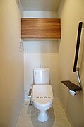 【トイレ】洗浄機能付暖房便座設置しております！上部には空間を利用しトイレットペーパー等をストックできる棚が付いています♪