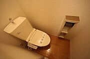 暖房洗浄便座のトイレです。ペーパーホルダーやタオル掛けもあります。