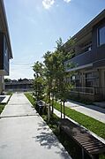 芝と植栽を施し、四季折々の風景を敷地内でお楽しみ頂けます☆