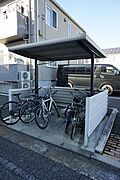 屋根付き駐輪場もあります。