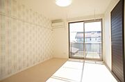 ■洋室■ハイサッシを採用した開放感のあるリビングです♪嬉しい居室照明・エアコンも付いております♪あると助かる室内物干は花粉シーズンや雨天時、外出時に大活躍のアイテム♪