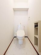 トイレには温水洗浄便座の設置がございます。