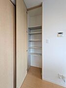 【収納(2)】キッチン横にもストック品の収納にも活躍する収納がございます！