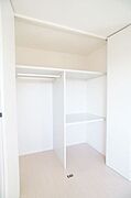 【収納】洋室のクローゼットには衣類はもちろん大きなケースや布団も収納できます。床がフラットでキャスター付きのラックなどもらくらく収納♪