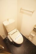 【トイレ】シャワー機能付きの暖房便座が付いていて、お尻を優しく洗ってくれます。シンプルで機能的な使い勝手の良いトイレです♪