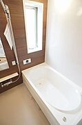 【浴室】1日の疲れを取るお風呂は壁の一面だけ色を変えてアクセントを付けています☆また、沸かし直しができ、経済的な追炊給湯付☆