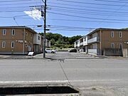 建物前が駐車場のため陽当たりが良い建物です。各世帯駐車場2台付です（使用料は賃料に含む）。