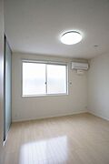 落ち着いた雰囲気の北側洋室はあると嬉しいエアコン付きなので、寝室としてお使いいただけます♪