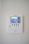 来訪者を声と映像で確認できて安心なカラーモニター付インターホンは、録画機能付きで不在時の来訪者も確認できて安心生活のアイテム♪