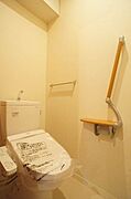 【トイレ】『暖房洗浄機能便座』が設置されたトイレです！上部の空間の収納棚は清掃用品やトイレットペーパーをしまっておくのに便利です♪