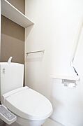 積水ハウスオリジナルの安全手摺のあるトイレはシャワー機能のある暖房便座です◎大人から子供までご入居者様に優しい設備です♪