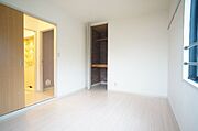 アクセントクロス貼りの収納がああり、部屋を広々と使用できます♪