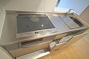 3口ＩＨコンロ＋グリル付システムキッチンです。