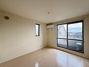 【ＤＫ9．5帖】側面にも窓があり、採光と風通しの良い、居心地の良いくつろぎ空間です♪