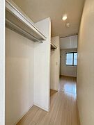 【ウォークスルークローゼット】南洋室と北洋室の間をつなぐ大きな収納♪天井の高さを生かしてたっぷり収納できます♪