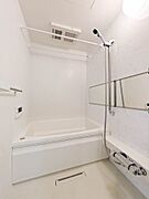 【浴室】沸し直しができ経済的な追焚機能だけでなく、衣類乾燥や冬に浴室内を暖めてから入浴が出来る暖房機能も付いています♪快適なバスタイムをお過ごしください♪