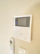 【洋室】不在時の来訪者も確認できて安心な録画機能付きカラーモニターホンは、防犯効果の高いアイテムです♪