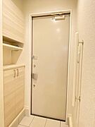 【玄関】収納するものに合わせて高さを調整することができる可動棚を備えた玄関収納付きで、収納力が自慢の玄関ホール♪