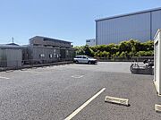 敷地内舗装駐車場、別途契約月額4，400円（税込）※台数に限りがあるので要空き確認※