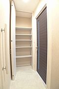 【ホール収納】天井までの高さの収納！！可動式の棚になっており、収納するものの高さに合わせて調整できます◎