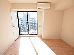 フローリングの洋室です。大きな窓からバルコニーに出られます。もちろんエアコンも付いていますので入居の日から快適に過ごせます。収納スペースの多い部屋なので荷物が増えても快適に住む事が出来そうですね♪