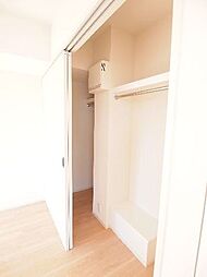 洋室の収納です。枕棚とハンガーパイプの収納スペースになっています。