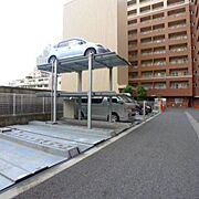 【駐車場】三段式のピット式駐車場もご利用頂けます。