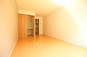 ☆洋室には収納を備えています★