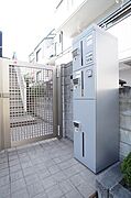 エントランスには宅配ボックスを設置しています☆