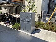 不在時に荷物を受け取れる宅配ボックス付きです♪