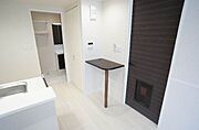 【ＬＤＫ】小物置があります。建具にはペットの出入りができる窓がございます♪
