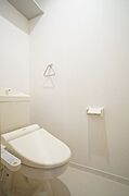 多機能便座付きのトイレです☆　上部の棚は収納にご利用下さい★