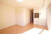 11．5帖のワンルームです。壁面には小物を掛けるのに便利な化粧幕板付です。