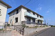 積水ハウス施工のシャーメゾン【アロウヒルズ】です。高台にそびえる賃貸住宅です。