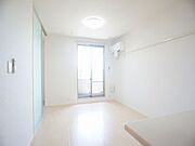 【ＬＤＫ】南側の大きな掃きだし窓から光が降り注ぎ風がそよぐ快適な空間です◎もちろん冷暖房が付いていますので、暑い日も寒い日も快適にお過ごしいただけますよ