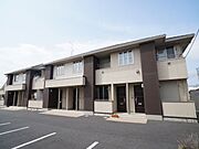 【外観】各世帯バルコニー付◎駐車場2台付◎バルコニー前は駐車場で広く空いている為、明るく開放的！