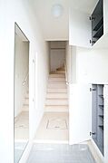 【玄関】上下に分かれた下駄箱は収納量はもちろん、お花や写真などを飾って彩りのある空間を演出できます♪可動棚でブーツなど大きな靴もしまえます◎身だしなみチェックもできる全身ミラー付き◎手摺も便利ですよ♪