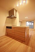 【Ｋｉｔｃｈｅｎ】料理をしながら、洗い物をしながら、会話が弾む対面キッチン。家族のコミュニケーションが広がります。