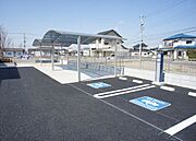 敷地内駐車場の一角にＥＶ・ＰＨＥＶ車用の充電器あります♪