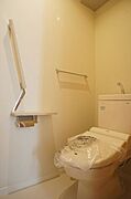 積水ハウスオリジナルの安全手摺のあるトイレはシャワー機能のある暖房便座です大人から子供までご入居者様に優しい設備です♪