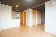 【ＬＤＫ・居室】アクセントクロスがモダンな空間を演出★採光面も広くとっても明るいです★