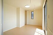 【洋室(1)】6．9帖のお部屋です♪南向きの小窓から差し込む光が良いですね◎便利グッズのホスクリーン（室内物干フック）付きです！ＷＩＣがあるので収納◎