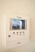 不在時の来訪者も確認できて安心な録画機能付きカラーモニターホンは、防犯効果が高く、安心・安全なシャーメゾンライフをご提供♪手動操作も可能なのでモニターボタンでいつでも玄関前の様子も確認できます♪