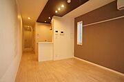 10．8帖のワンルームの間取りです♪天井にダウンライト照明により、お部屋の高級感が増しております♪また、室内には訪問者を確認出来るＴＶドアホン＆セコムセキュリティ付き♪